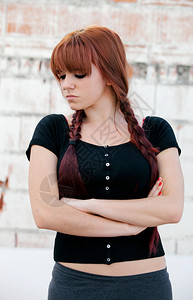 红色头发的反叛少女图片