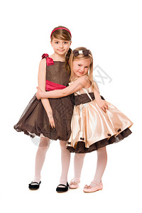 两个穿着裙子的可爱小女孩图片