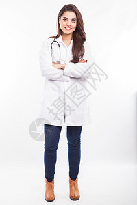 穿着实验室大衣和白色背景的听诊器的漂亮图片