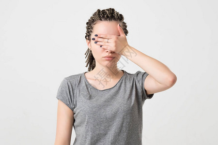 白种女人用手遮住脸部在负面部情绪图片