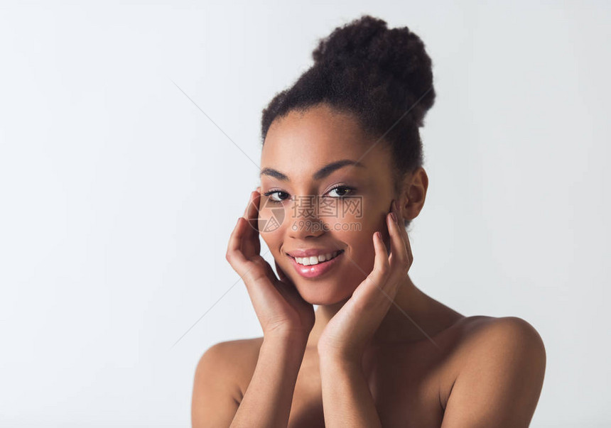美丽的非裔美女孩摸着她的脸图片