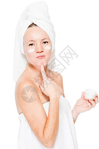 洗完澡后脸霜在白色背景图片