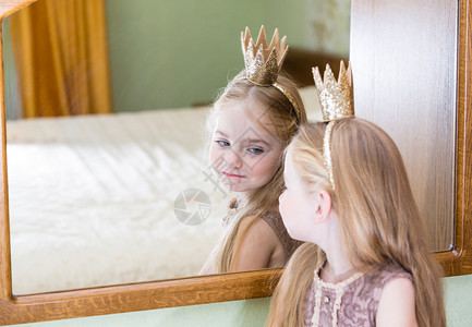 公主小姑娘在镜子上画图片