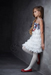 穿着白裙子和红鞋的年轻女孩图片