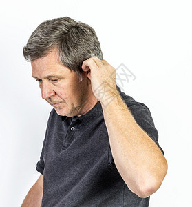 耳后戴助听器的男人图片