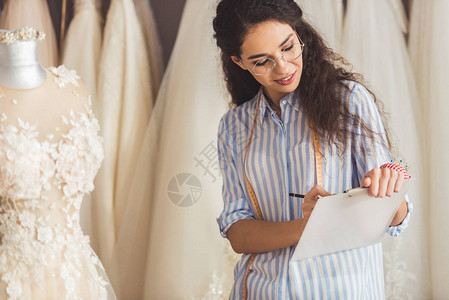 在婚礼时装店用漂亮裙子在图片