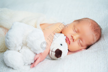 可爱的新生婴儿睡在玩图片