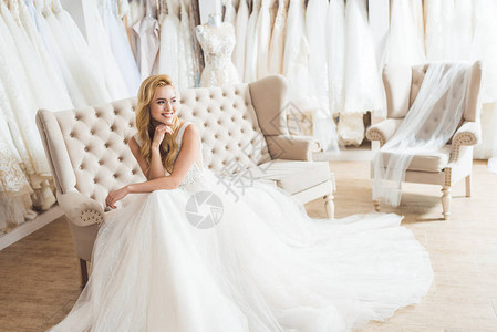 薄纱礼服的年轻新娘坐在婚礼图片