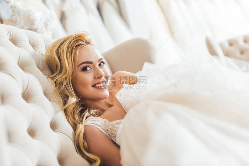 在婚礼时装店里穿着彩礼服的图片
