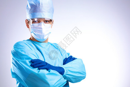 年轻的外科医生站在图片