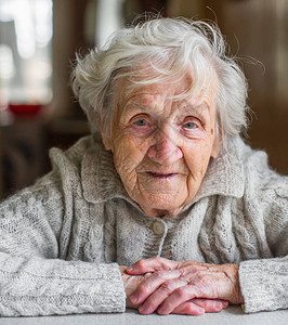 一位老妇人的肖像退休了图片