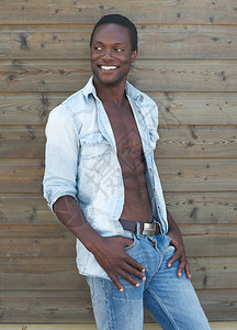 一个快乐的年轻黑人男子的肖像露着衬图片