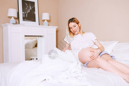 怀孕的母亲保健生活方式概念图片