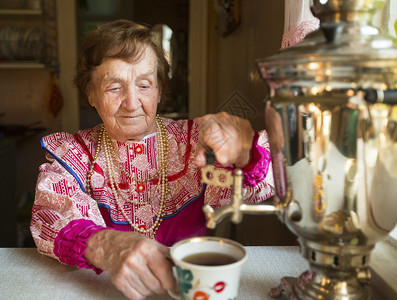 祖母住在一间农村的房子里喝着来自俄图片