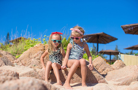小女孩们在沙滩上休息图片