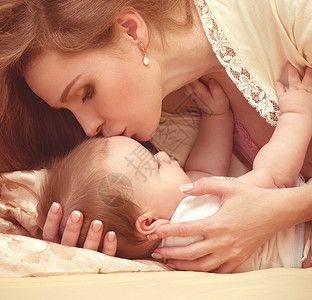 亲吻她的新生儿的母亲图片