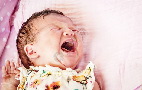饥饿的白种人新生婴儿女婴哭得很厉害图片