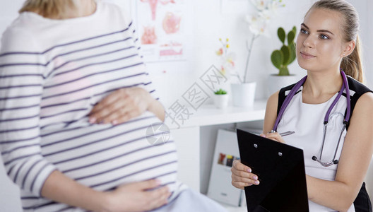 妇科咨询孕妇与医生一图片