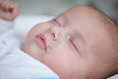 关闭可爱的睡着的新生婴儿的照片脸图片
