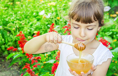 孩子吃蜂蜜选择焦图片