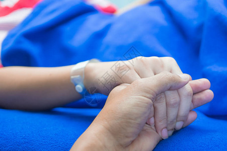 手牵着病人的手在医院里表图片
