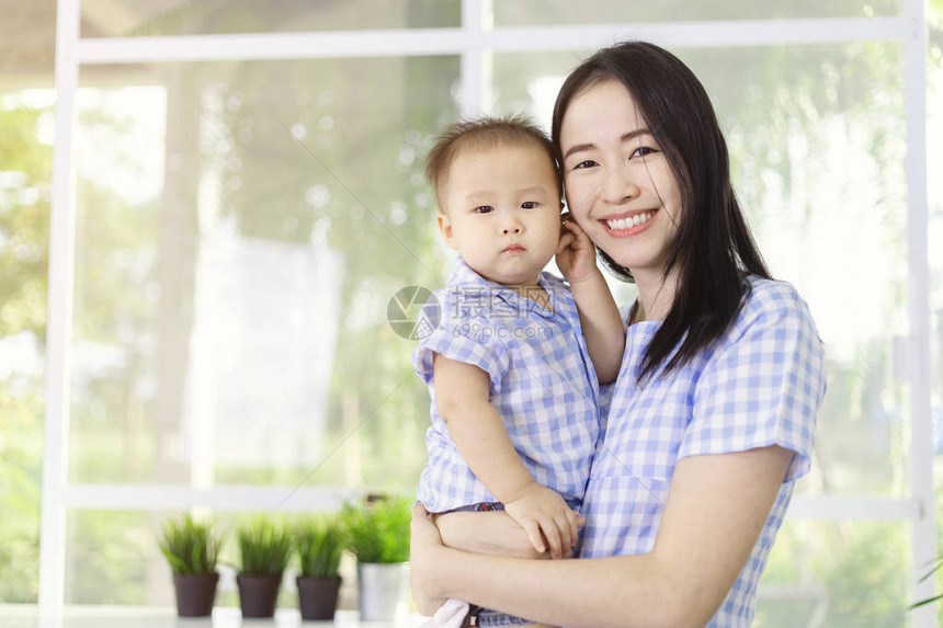 家庭对亚洲母亲和小男孩生活方式形象的描图片