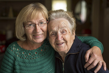 一位成年妇女与他年迈的母亲的肖像图片
