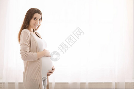 年轻孕妇抱着肚子图片