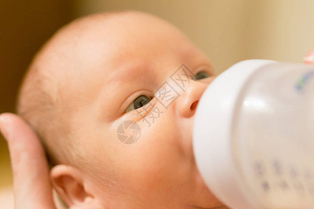从瓶子里喝牛奶的新生小可爱婴图片