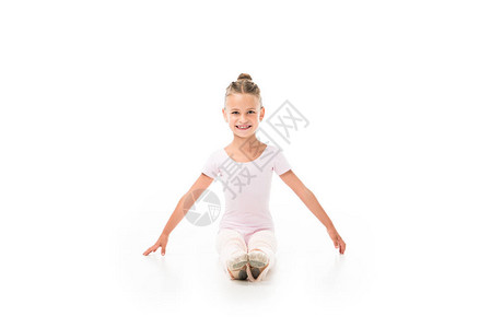 微笑的小芭蕾舞者在白色背景上图片