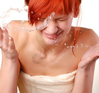 美丽的年轻女子用水洗图片