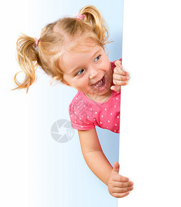微笑的小女孩在白板背景图片