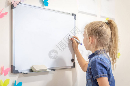 小女孩用标记写在纸上学习和学图片