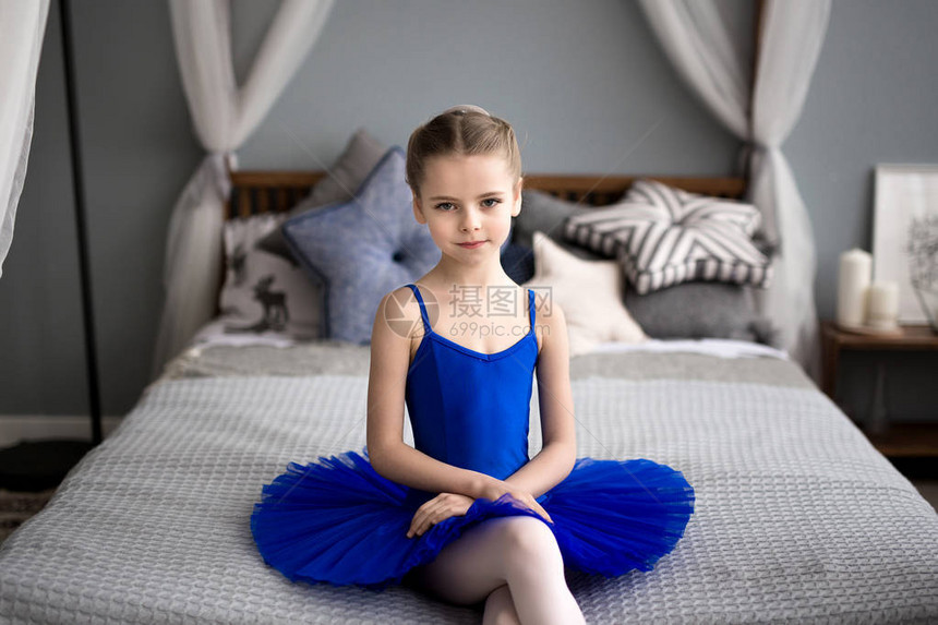 坐在床上的小芭蕾舞演员图片