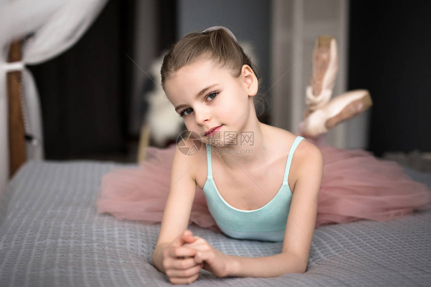 坐在床上的小芭蕾舞演员图片