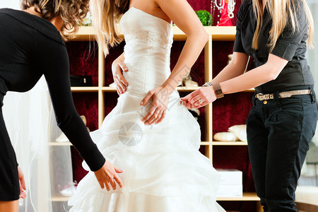 在婚纱服装店的新娘图片