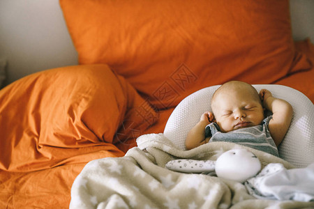 为新生儿提供健康的白天睡眠婴儿睡在床上的图片
