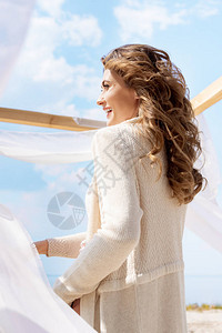 幸福女人的一面带着白窗帘带环在图片