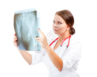 年轻医生检查骨盆X光图图片