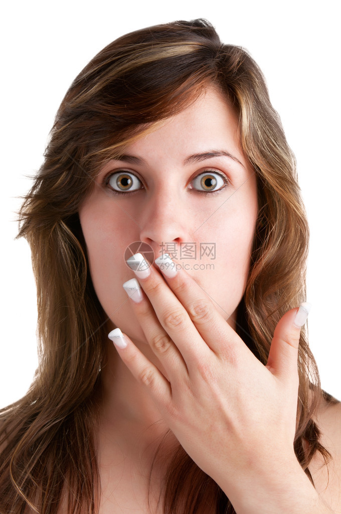 震惊的女人用手遮住她的嘴唇在白色图片