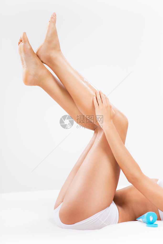女光滑腿的身体护理与身体乳液图片