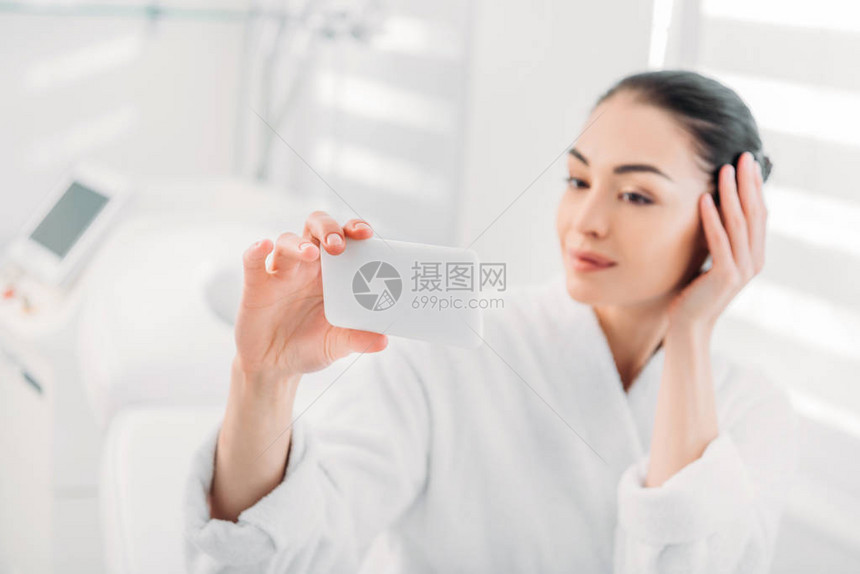 穿着白色浴袍的女子在SPA沙龙用图片