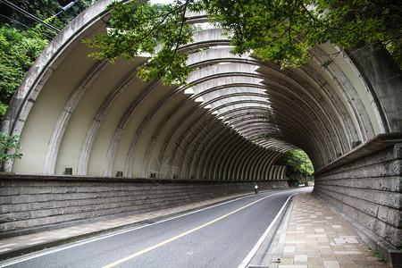 开车穿过日本东京的山间隧道图片