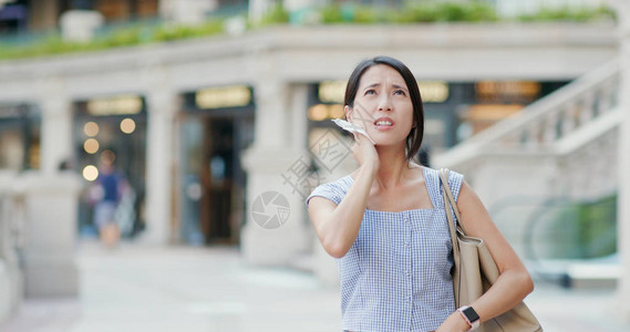 女人在城市里感觉很热图片