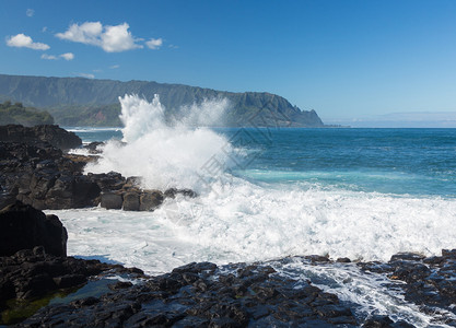 海浪冲入狭窄的沟渠形成皇后浴池在夏威夷Kauai镇的Princ图片