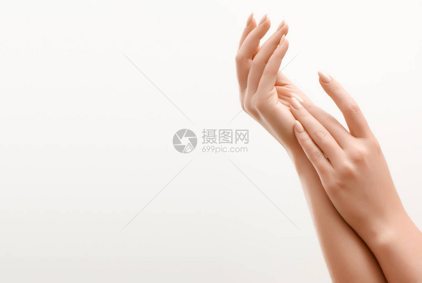 美丽的女人手应用奶油乳液的女手水疗和修指甲的概念有法式指甲的女手柔软的皮肤图片