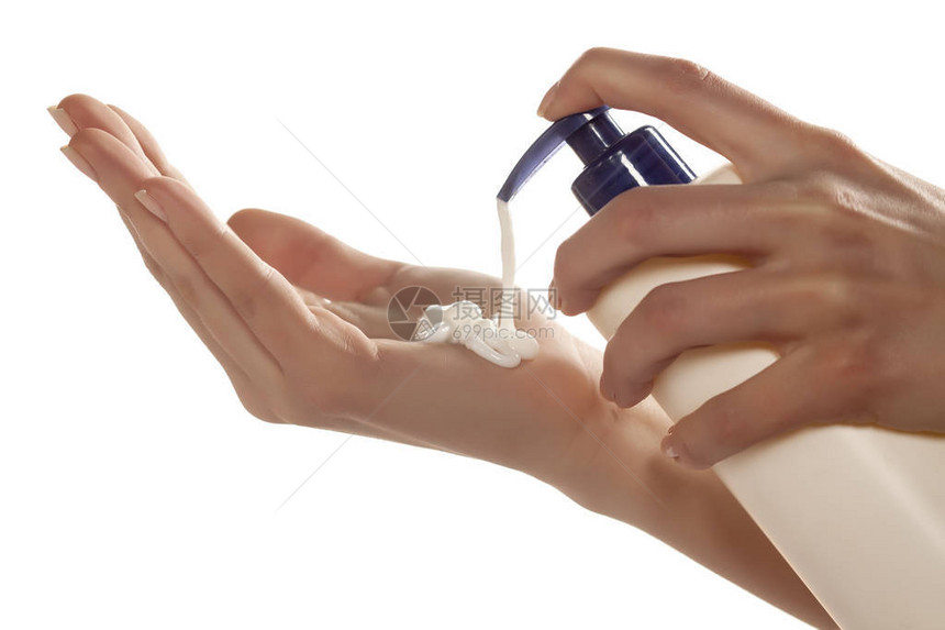女人用泵在她的手掌上涂抹乳霜图片