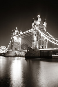 伦敦塔桥在黑色和白色的夜晚图片