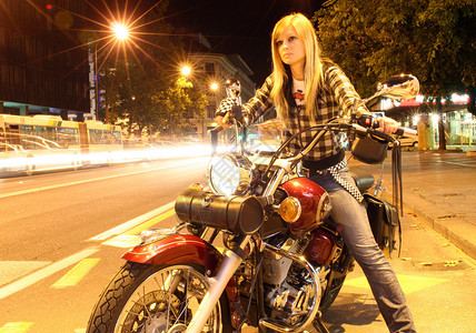 城市里骑摩托车的美女图片