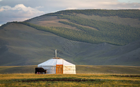 蒙古北部景观中的蒙古族蒙古包图片